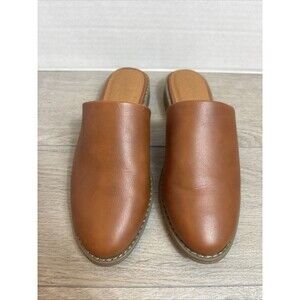 Universal Thread Woman’s Sandals Size 6.5 Slip On Closed Toe Tan Flat